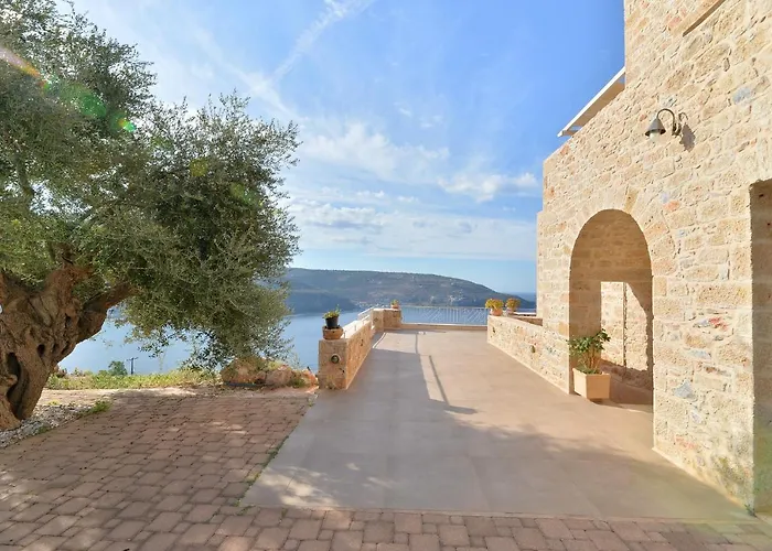 Akrolithi Boutique & イティロ