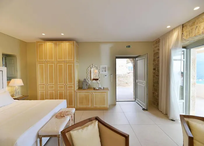 Akrolithi Boutique &