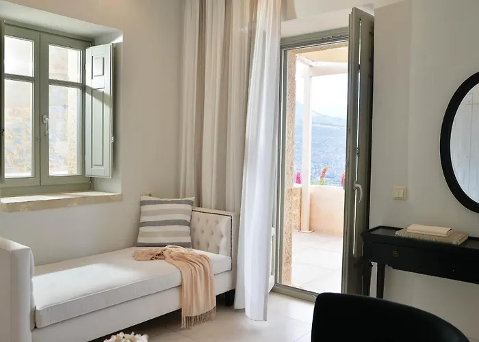 Akrolithi Boutique &